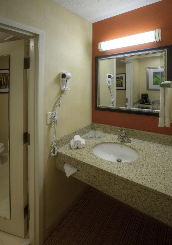 Courtyard By Marriott Danbury Hotel Exterior photo